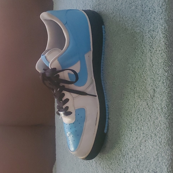 Custom painted Air Force 1's - Picture 4 of 8